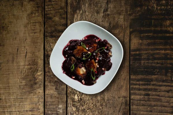 SMAŽENÉ KUŘE V OSTRUŽINOVÉ OMÁČCE FRIED CHICKEN IN BLACKBERRY SAUCE ЖАРЕНЫЙ ЦЫПЛЕНОК В ЕЖЕВИЧНЫМ СОУСЕ
