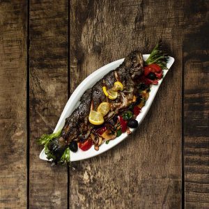 SMAŽENÝ PSTRUH S ZELENINOU A OMÁČKOU NARŠARAB | FRIED TROUT WITH VEGETABLES AND SAUCE NARSHARAB | ЖАРЕНАЯ ФОРЕЛЬ С ОВОЩАМИ И СОУСОМ НАРШАРАБ