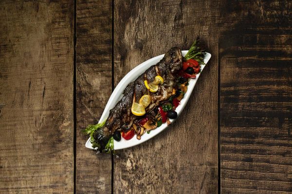 SMAŽENÝ PSTRUH S ZELENINOU A OMÁČKOU NARŠARAB | FRIED TROUT WITH VEGETABLES AND SAUCE NARSHARAB | ЖАРЕНАЯ ФОРЕЛЬ С ОВОЩАМИ И СОУСОМ НАРШАРАБ